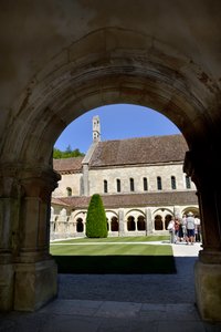 Romansk arkitektur: utsikt over klosteret og bygningene til cistercienserklosteret Fontenay, Burgund av Romanesque