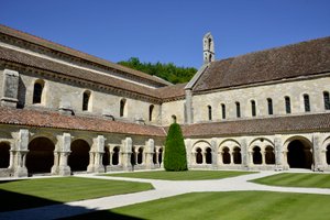 Romansk arkitektur: utsikt over klosteret og bygningene til cistercienserklosteret Fontenay, Burgund av Romanesque