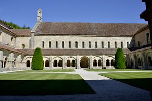 Romansk arkitektur: utsikt over klosteret og bygningene til cistercienserklosteret Fontenay, Burgund av Romanesque