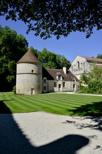 Romansk arkitektur: utsikt over dueslaget og kennelen til cistercienserklosteret Fontenay, Burgund av Romanesque