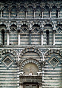 Romansk kunst: detalj av den polykrome fasaden av Romanesque