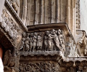 Judas kyss, portalens frise av Romanesque