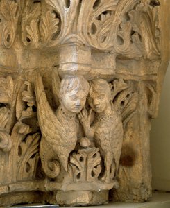 Toppen dekorerer sirener og fugler etter modell av kirken Saint Loup de Naud (Seine og Marne) 1170. Paris, Museum of Monuments engelsk av Romanesque
