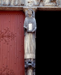 Utsikt over en skulptur på den sentrale søylen til den sentrale portalen (1140-1200) av Romanesque