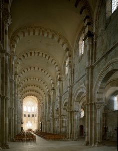 Utsikt over det sentrale skipet til basilikaen Santa Maria Magdalene (Saint Mary Magdalene (1096-1106), Vezelay, Yonne av Romanesque
