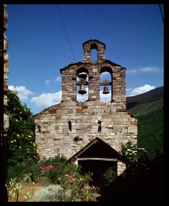 Utsikt over kirken (fotografi) av Romanesque