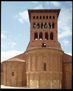 Utsikt over kirken med klokketårn av Romanesque