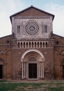 Utsikt over fasaden til kirken San Pietro (ca. 1250, restauree 1870) Tuscania, Italia (Fasade til kirken St Peter (san Pietro), bygget rundt 1250 og restaurert i 1870, Tuscania, Italia) av Romanesque