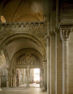 Utsikt over narthexen og den sentrale trommehinnen som representerer oppdraget til apotrene. Basilica of Santa Maria Magdalene (Sainte Marie Madeleine (1096-1106), Vezelay, Yonne av Romanesque