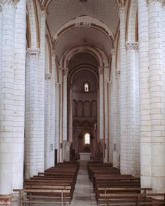 Utsikt over skipet av Romanesque