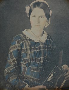 Kvinne med trekkspilldaguerreotypi, 1840-tallet. av Ron Fasand
