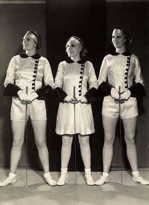 Portrett av tre kvinnelige gymnaster i fekteklær (s/hvitt-bilde) av Rudolf Duhrkoop