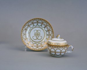Kopp og tallerken med monogrammet til Catherine II Imperial Porselensfabrikk, 1770-1780-tallet