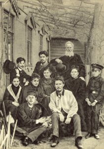 Anton Tsjekhov med slektninger og venner på gårdsplassen til huset hans på Sadovaya-Kudrinskaya Street, Moskva, våren 1890 (s/hv-bilde) av Russian Photographer