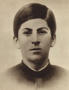 Joseph Stalin da han ble uteksaminert fra Gori divinity school, Georgia, 1894 av Russian Photographer