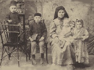 Kazan Tatar Family, ca. 1900 (s/hvitt-bilde) av Russian Photographer