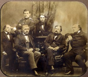 Leon Tolstoi (1828-1910) og Dmitri Grigorovitch (1822-1900) - Assis, Ivan Alexandrovitch Gontcharov (1812-1891), Ivan Sergeyevich Tourgueniev (Turgenev, Tourguenieff eller Tourgueneff) (1818-1883), (1818-1883), (1818-1883), 1824-1864) et al av Russian Photographer