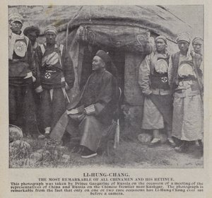 Li-Hung-Chang, den mest bemerkelsesverdige av alle kinesere og hans følge (s/hvitt-bilde) av Russian Photographer