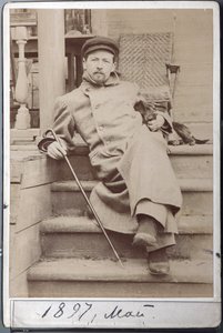 Portrett av Anton Chekhov med hunden sin Hina i mai 1897 på Melikhovo, Chekhov Estate (albuminbilde)