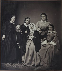 Portrett av forfatteren og leksikografen Vladimir Dahl (Dal) (1801-1872) med familie (hans kone Ekaterina Lvovna Sokolova (1819-1872) og døtre), Anonym. Albumin bilde av Russian Photographer