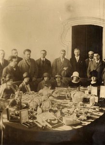 Russiske kronjuveler og Faberge-egg klargjort for salg i utlandet av Russian Photographer
