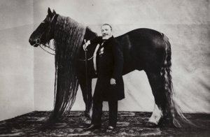 Den russiske sirkusartisten Akim Nikitin med en hest av Russian Photographer