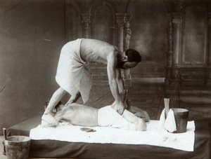 Det orientalske badet. Massasje. Albumin-foto av Dmitri Ivanovich Yermakov (1845-1916) av Russian Photographer