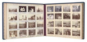 Den russiske keiserfamilien, side fra et album med fotografier, ca. 1897-99 (s/hvitt-foto) (se også 487673-80) av Russian Photographer