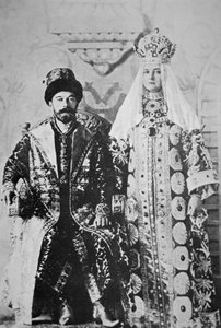 Tsar Nicholas II og Tsaritsa Alexandra i full kroningsregalier, mai 1896 (s/hv-bilde) av Russian Photographer