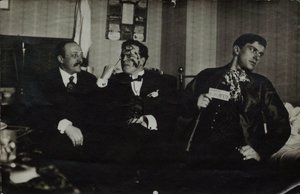 Vladimir Mayakovsky (til høyre) med David Burlyuk (i midten) og Andrei Shemshurin, 1914, Moskva av Russian Photographer
