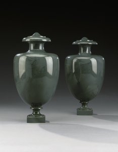 Et par Kalkan-vaser, Peterhof, ca. 1800 av Russian School