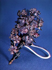 Brosje i form av en blomsterbukett satt med briljantslipte diamanter og emaljedekor, ca. 1750 (gull, sølv, diamanter og emalje) av Russian School