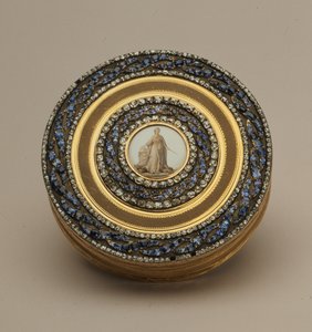 Snusboks med senere miniatyr av et monument til Katarina II, av Johann Gottlieb Scharff, St. Petersburg, 1776 (gull, emalje og edelstener av Russian School