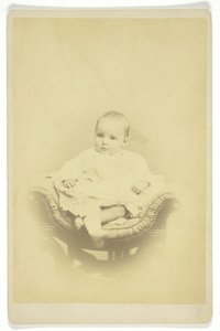 Uten tittel Portrett av sittende spedbarn, 18501899. av S. A. Thomas