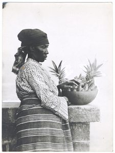 Mrs Harding, som går 30 mil daglig, ca. 1920 (gelatinsølvtrykk) av S. W. and Co. Partridge