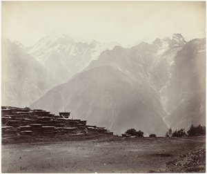 Utsikt over Chini med Himalaya i bakgrunnen Panoramautsikt på Chini (original tittel) av Samuel Bourne (attributed to)