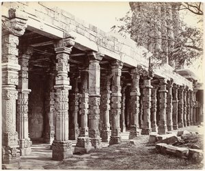 Colonnade møtte ornamenten aan de basis van de Qutb Minar i Delhi Colonnade of Hindoo Pillars, ved Kútub, East Side (original tittel på objekt)
