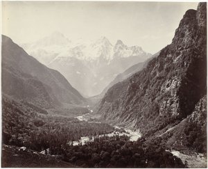 Utsikt over en dal og toppene i Srikanta, India Wooded Valley fra Fulaldaru, med Srikanta-toppene i det fjerne (originaltittel)