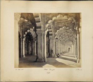 Agra; interiør i Motee Musjid med sarasenske buer og søyler i marmor av Samuel Bourne
