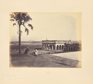 Agra; Akbars fort og palass med Taj i det fjerne, en annen utsikt av Samuel Bourne