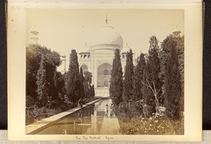 Agra; Taj Mahal sett fra fontenen av Samuel Bourne