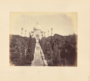 Agra; Taj og hagen sett fra inngangsporten av Samuel Bourne