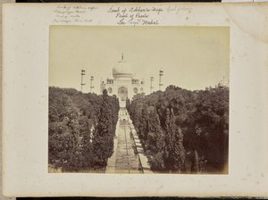 Agra; Taj og hagen, sett fra inngangsporten av Samuel Bourne
