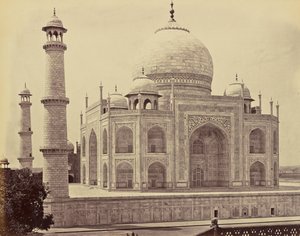 Agra; Taj, sett fra hjørnet av firkanten av Samuel Bourne