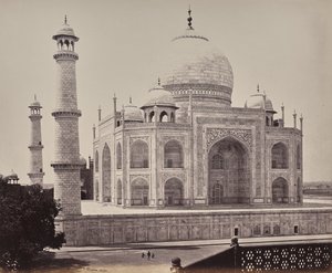 Agra. Utsikt over Taj fra et hjørne i firkanten av Samuel Bourne