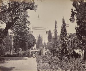 Agra. Utsikt over Taj fra hagen av Samuel Bourne