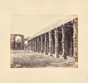 Delhi; søylegang med hinduistiske søyler ved Qutb Minar, nordsiden av Samuel Bourne