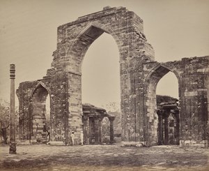 Delhi. Stor bue og jernsøyle nær Qutub Minar, ruinene av gamle Delhi av Samuel Bourne