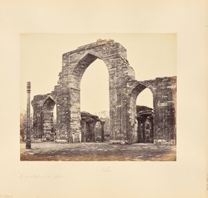 Delhi; Kutub Minar, den store buen og jernsøylen av Samuel Bourne