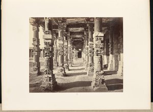 Delhi; Kutub Minar, innvendig utsikt over den østlige kolonnaden av Samuel Bourne